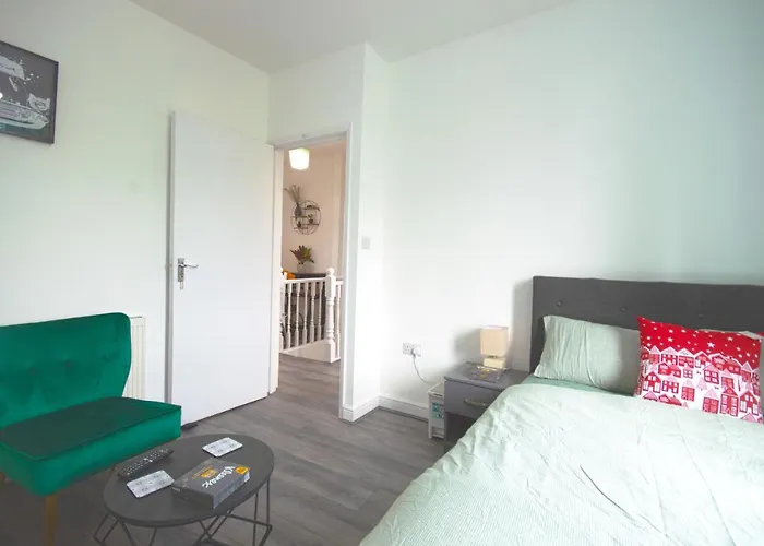 Cosy Family Home W/Wi-Fi, Parking, Self Check-In