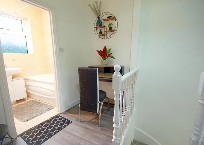 Cosy Family Home W/Wi-Fi, Parking, Self Check-In